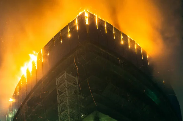 Büyük Şehrin Yüksek Binasının Çatısındaki Yangın — Stok fotoğraf