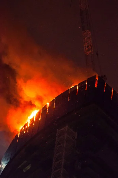 Пожар Крыше Высотного Здания Большом Городе — стоковое фото