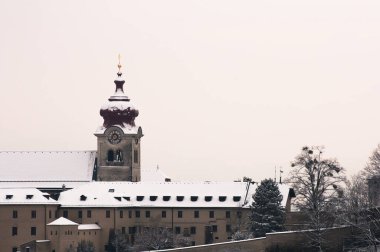 Öğleden sonra Salzburg kışının bulutlu manzarası.