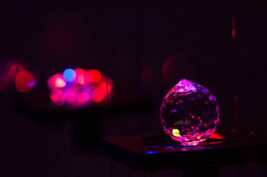 Innsbruck 'taki bir mağazada siyah arkaplan üzerine Swarovski kristalleri.