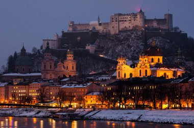 Kışın Salzburg 'da akşam manzarası.
