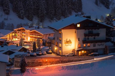 VORDERLANERSBACH, AUSTRIA - 17 Ocak 2013: Mayrhofen yakınlarındaki Vorderlanersbach Avusturya köyünde bir akşam.