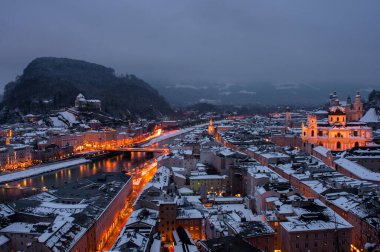Kışın Salzburg 'da akşam manzarası.
