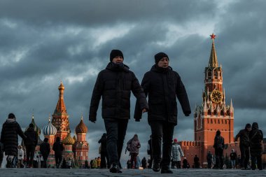MOSCOW, Rusya - 24 Ekim 2021: Kızıl Meydanda Yürüyen Adamlar.