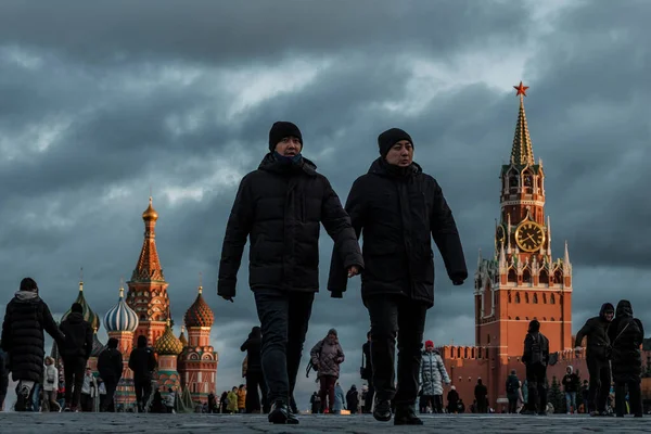 Moscow Ryssland Oktober 2021 Män Går Röda Torget — Stockfoto