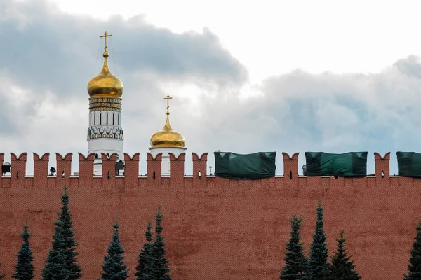 Los Engranajes Rotos Muralla Del Kremlin Sobre Fondo Del Campanario —  Fotos de Stock