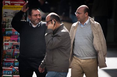İSTANBUL, TURKEY - 18 Mart 2013: İstanbul sokaklarında insanlar yürüyor.