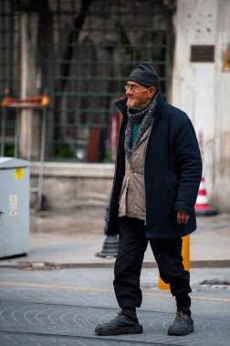 İSTANBUL, TURKEY - 18 Mart 2013: İstanbul sokaklarında insanlar yürüyor.