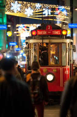 İSTANBUL, TURKEY - 18 Mart 2013: Eski tramvay Istiklal Caddesi 'nde ilerliyor