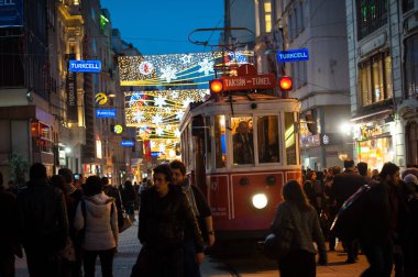 İSTANBUL, TURKEY - 18 Mart 2013: Eski tramvay Istiklal Caddesi 'nde ilerliyor