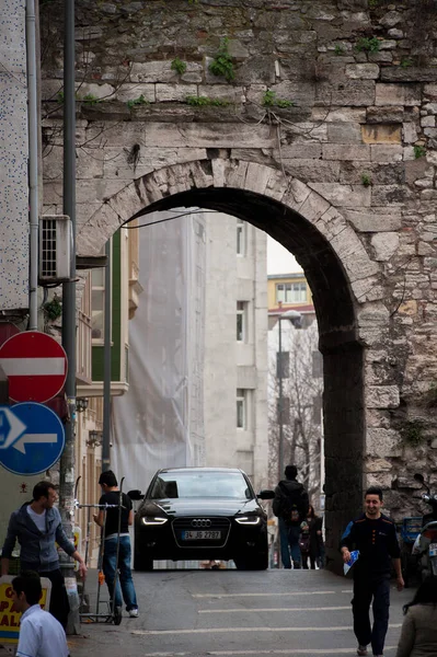ISTANBUL, TURQUIA - MARÇO 18 2013: Um carro desce uma rua velha — Fotografia de Stock