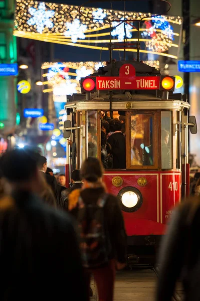 ISTANBUL, TÜRKEI - 18. MÄRZ 2013: Die alten Straßenbahnfahrten auf der Istiklal Street — Stockfoto