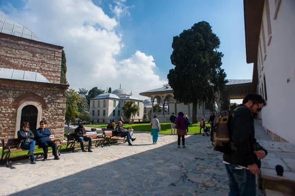 ISTANBUL, TURQUIA - 18 DE MARÇO DE 2013: Pessoas andando pelo terreno do Palácio Topkapi — Fotografia de Stock