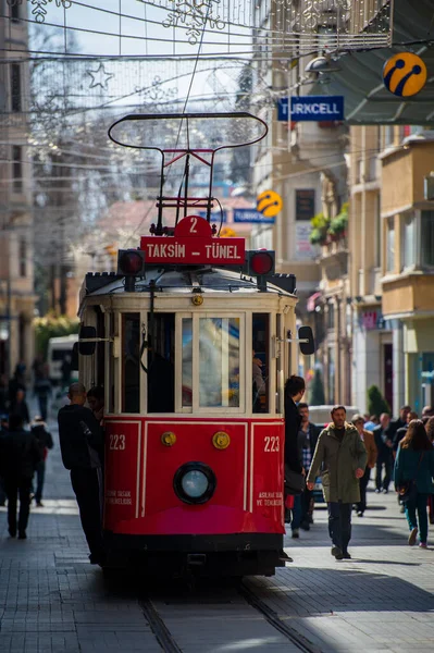 ISTANBUL, TÜRKEI - 18. MÄRZ 2013: Die alten Straßenbahnfahrten auf der Istiklal Street. — Stockfoto
