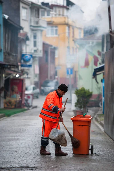 ISTANBUL, TURQUIA - MARÇO 18 2013: Um homem limpa a rua — Fotografia de Stock