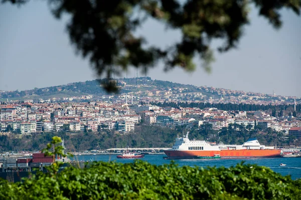 ISTANBUL, TURQUIA - MARÇO 21 2013: Navios de carga em Istambul — Fotografia de Stock