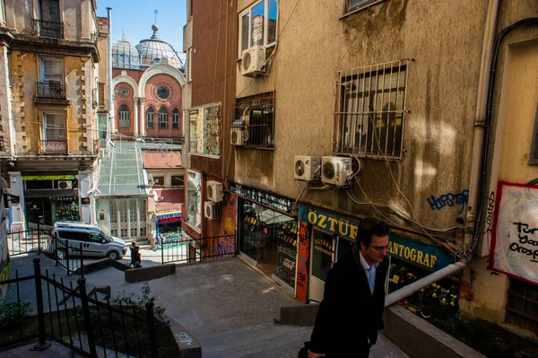 ISTANBUL, TURQUIA - MARÇO 18 2013: As pessoas andam pelas ruas de Istambul — Fotografia de Stock