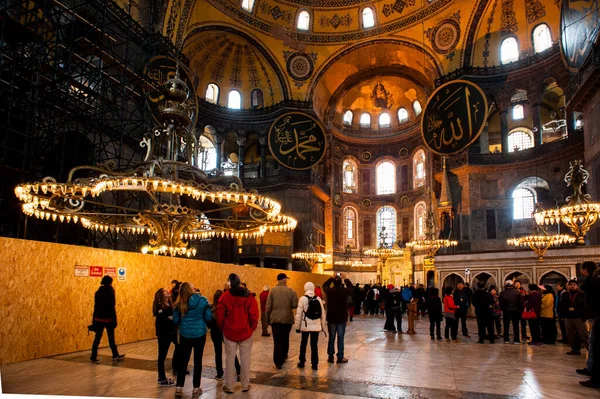 ISTANBUL, TURQUIA - MARÇO 17 2013: Interiores da Catedral de Santa Sofia em Istambul — Fotografia de Stock
