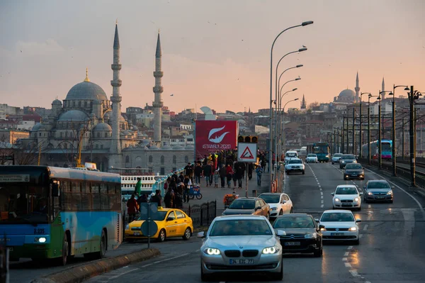 Istanbul Turkey Mars 2013 Bilar Som Kör Över Galatabron Stockbild