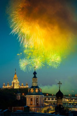 Rusya Bilim Akademisi 'nin gözlem güvertesinden Moskova Devlet Üniversitesi' nin önündeki St. Andrew Manastırı üzerinde havai fişek gösterisi.