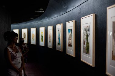 FIGUERES, İspanya - 6 Ağustos 2021: Figueres 'deki Salvador Dali Müzesi ve Tiyatrosu' nun iç görünümü.