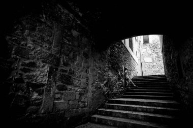 GİRONA, İSPAN - 9 AĞUSTOS 2021: İnsanlar tarihi merkezde yürüyor.