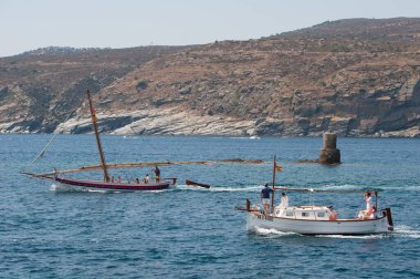 KADAKLAR, İSPAN - 6 AĞUSTOS 2021: insanlar tekneyle gezmeye gider.