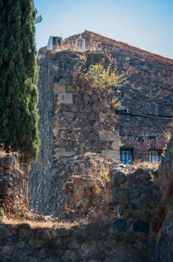 İspanya 'nın Hostalric kentindeki kalenin manzarası.