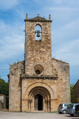 BANYOLES, İspanya - 7 Ağustos 2021: Banyoles Gölü 'ndeki Santa Maria de Porqueres Romanik Kilisesi.