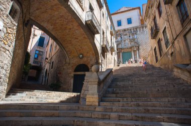 GİRONA, İSPAN - 9 AĞUSTOS 2021: İnsanlar tarihi merkezde yürüyor.