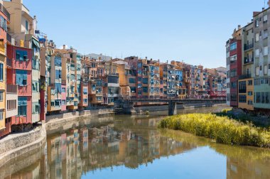 Nehir manzarası ve Girona 'daki renkli evler.