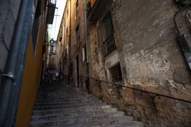 GİRONA, İSPAN - 9 AĞUSTOS 2021: İnsanlar tarihi merkezde yürüyor.