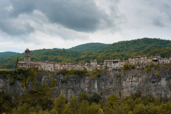 Ισπανική Πόλη Castellfollit Roca Από Την Πλευρά — Φωτογραφία Αρχείου