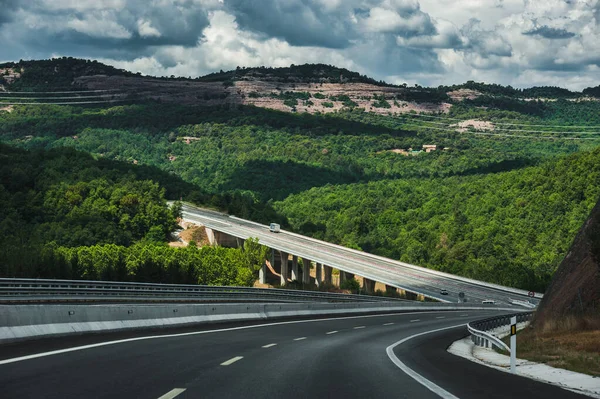西班牙山区的高速高速公路 — 图库照片