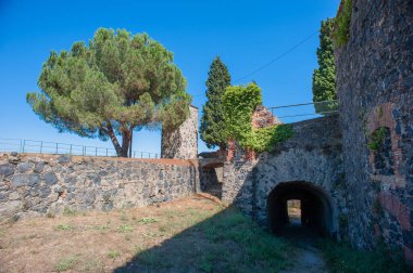 İspanya 'nın Hostalric kentindeki kalenin manzarası.