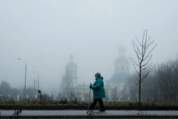 Moscow Russia November 2021 Woman Walks Peter Paul Church Yasenevo — Stock Photo, Image