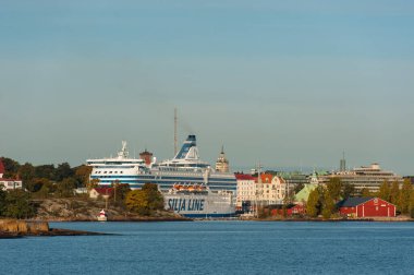 HELSINKI, FINLAND - 2 Ekim 2021: Finlandiya Körfezi 'nden şehir manzarası.