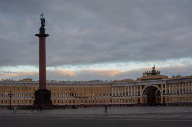 St. Petersburg 'daki Alexander Sütunu Manzarası.