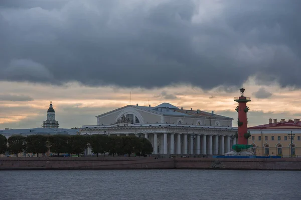 纵观涅瓦河到圣彼得堡 — 图库照片