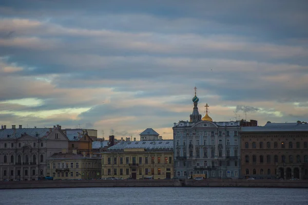 纵观涅瓦河到圣彼得堡 — 图库照片