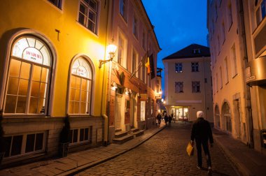 TALLINN, ESTONIA - 4 Ekim 2021: Tarihi merkezin akşam manzarası.