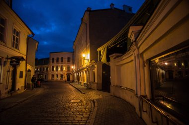 TALLINN, ESTONIA - 4 Ekim 2021: Tarihi merkezin akşam manzarası.