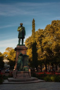 Sabah güneşinde Helsinki 'nin ana caddelerinin manzarası.