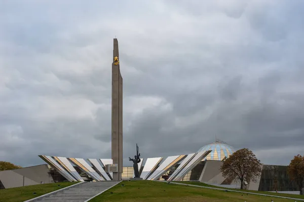 Widok Pomnik Stele Mińsk Hero City — Zdjęcie stockowe
