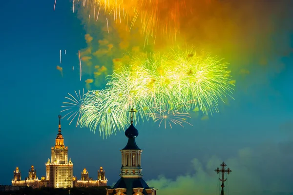 ロシア科学アカデミーの展望台からモスクワ国立大学前の聖アンドリュー修道院の花火 — ストック写真