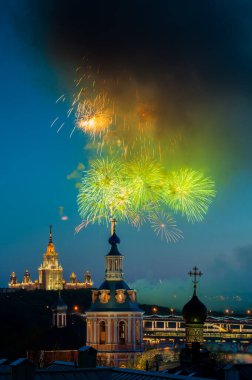 Rusya Bilim Akademisi 'nin gözlem güvertesinden Moskova Devlet Üniversitesi' nin önündeki St. Andrew Manastırı üzerinde havai fişek gösterisi.
