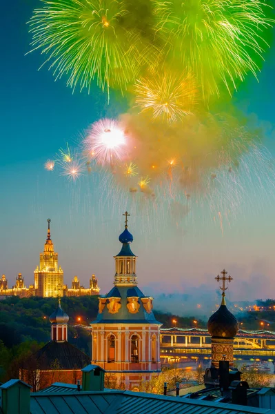 Fireworks over St. Andrews Monastery in front of Moscow State University from the observation deck of the Russian Academy of Sciences — Stock Photo, Image