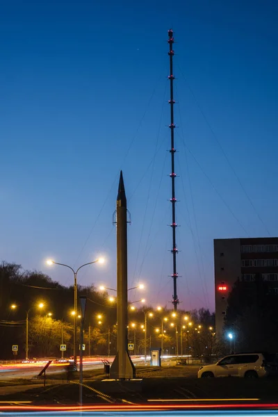 Vista del mástil y cohete meteorológico de Obninsk por la noche —  Fotos de Stock