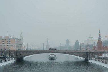 Moskova Kremlin yakınlarındaki Bolşoy Moskvoretsky Köprüsü 'nün altından bir motorlu gemi geçiyor..