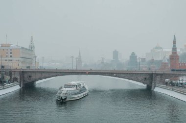 Moskova Kremlin yakınlarındaki Bolşoy Moskvoretsky Köprüsü 'nün altından bir motorlu gemi geçiyor..